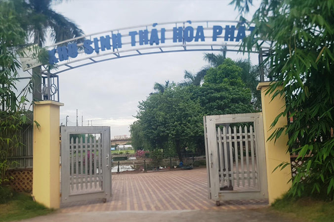 Khu sân golf kiêm “biệt phủ” (ảnh trên) nằm dưới chân cầu Vĩnh Tuy.