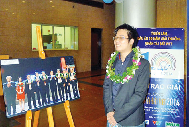 Ngô Xuân Huy nhận giải thưởng Nhân tài Ðất Việt 2014.