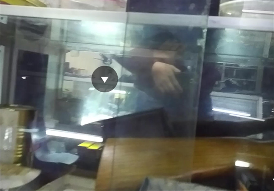 Các loại linh kiện súng, đạn tại chợ Trời. Ảnh: Minh Đức.