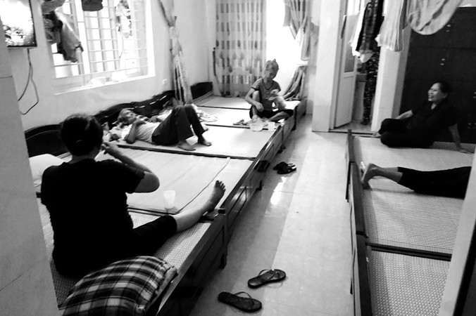 Tại Bệnh viện Phục hồi Chức năng Nghệ An kê giường kín cả lối đi. Ảnh: Phạm Thanh.