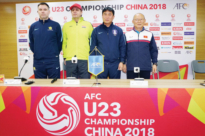 HLV Park Hang Seo mong các học trò của ông giữ được sự tự tin khi đối đầu với U23 Hàn Quốc tối nay. Ảnh: Hữu Phạm. 