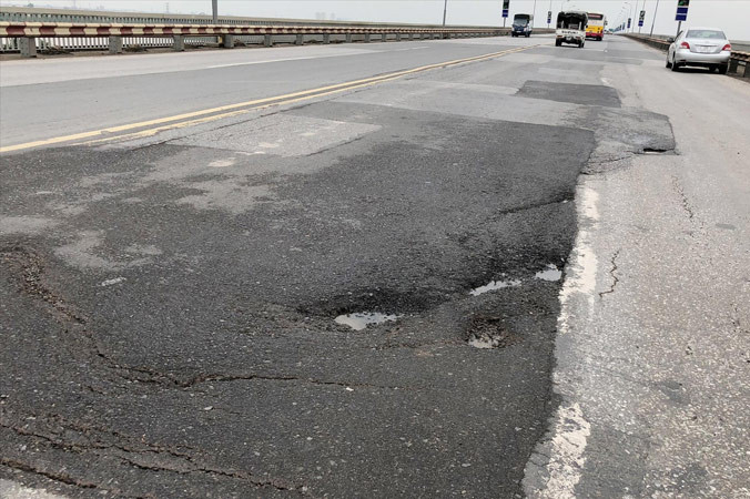 Mặt cầu Thăng Long đang bị xé rách, ổ gà nham nhở.