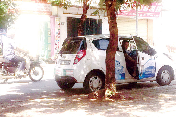 Sau hơn 2 năm hoạt động, việc phân loại, “định danh” Uber, Grab vẫn chưa ngã ngũ. Ảnh: Bảo An. ​