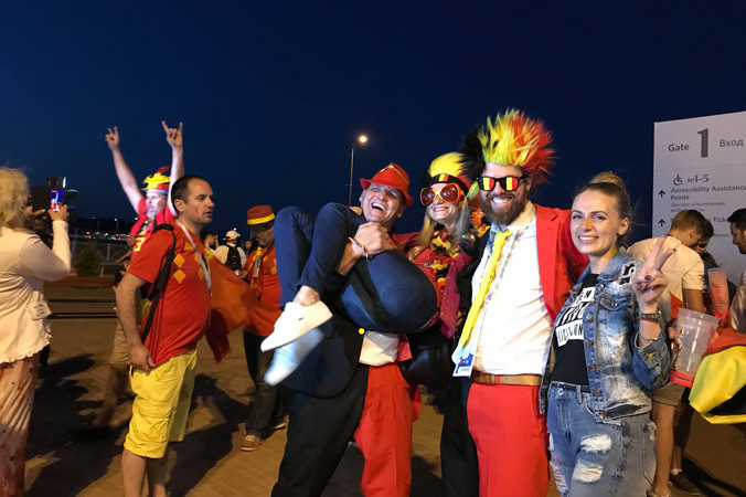 CĐV Bỉ ăn mừng sau trận thắng Anh. Ảnh: N.P