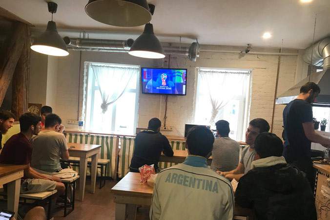 Argentina đổ bộ về Saint Petersburg trước trận đấu quyết định gặp Nigeria. Ảnh N.P.