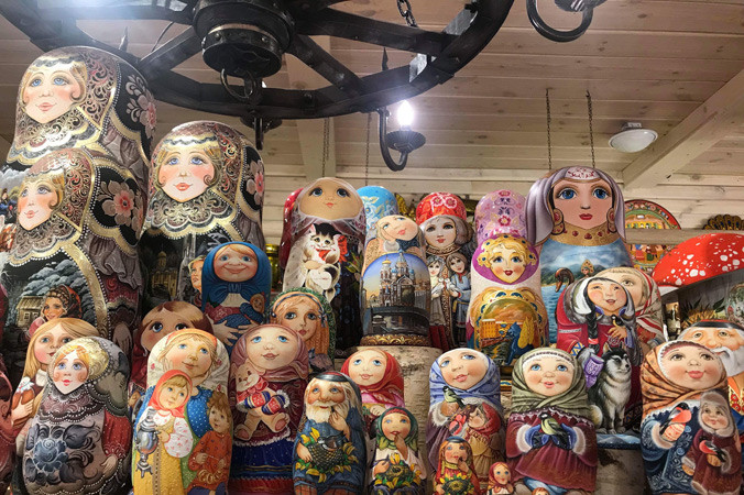 Bộ búp bê hình ông già ở hàng dưới gồm 5 con có giá 22.000 rúp (khoảng 8 triệu đồng). Ảnh: N.P