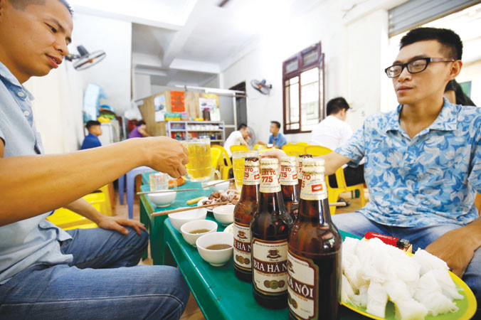 Quý 4/2018, bia chai Bia Hà Nội 450ml sẽ được tiến hành thay đổi nhận diện theo xu hướng trẻ trung và hiện đại hơn. Ảnh: Như Ý.