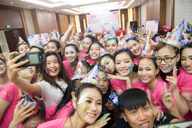 BTS bất ngờ tổ chức tiệc cho 3 bạn sinh nhật tháng 6. “Đại gia đình” có một buổi tối hạnh phúc, thư giãn. Ảnh: Mạnh Thắng. 