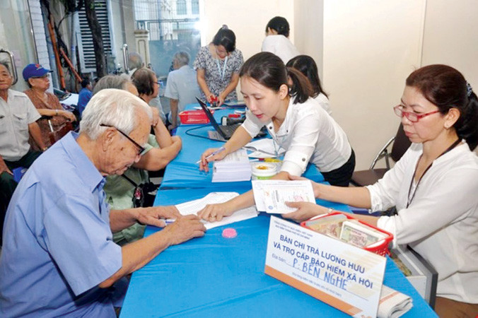 Tiến tới bảo hiểm toàn dân, cho mọi người dân khi về già được hưởng bảo hiểm, có mức sống ổn định. Ảnh: Hồng Vĩnh.
