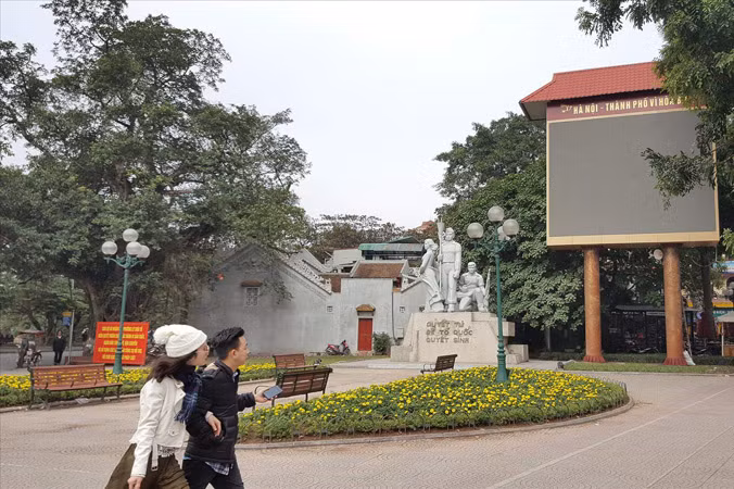 Đồng hồ đếm ngược ở Bờ Hồ sắp được tháo dỡ sau 7 năm hết nhiệm vụ. Ảnh: Nguyên Khánh.