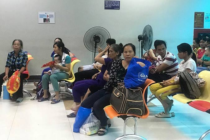 Các bệnh viện tăng cường lắp đặt thêm quạt, điều hòa cho các khu vực tập trung đông người.