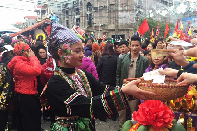 Những hình ảnh phản cảm trong Lễ hội Kỳ Cùng- Tả Phủ xuân 2017. Ảnh: Duy Chiến.