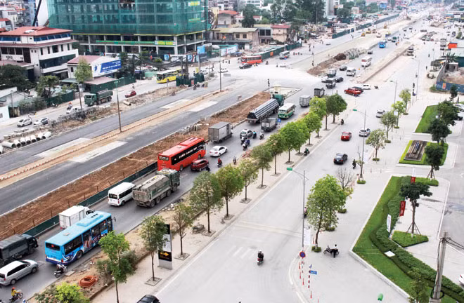Từ tuyến thường xuyên ùn tắc, đến nay nhiều đoạn đường Vành đai 3 đoạn Mai Dịch - cầu Thăng Long đã mở rộng, mang dáng dấp trục đô thị hiện đại.