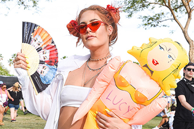 Một bộ thời trang kỳ lạ tại coachella.