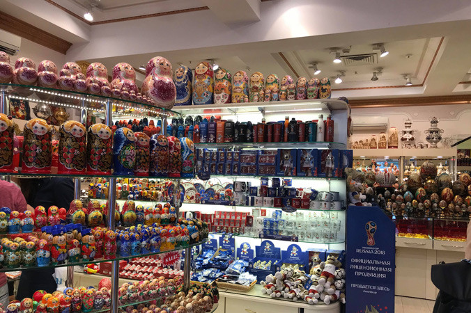 Những “cô” búp bê Matryoshka vốn là biểu tượng văn hóa của người Nga cũng được sản xuất thô hàng loạt tại Trung Quốc và người Nga chỉ làm công đoạn vẽ hình. Chỉ số ít do chính các nghệ nhân Nga làm toàn bộ và có giá rất đắt. Ảnh: N.P