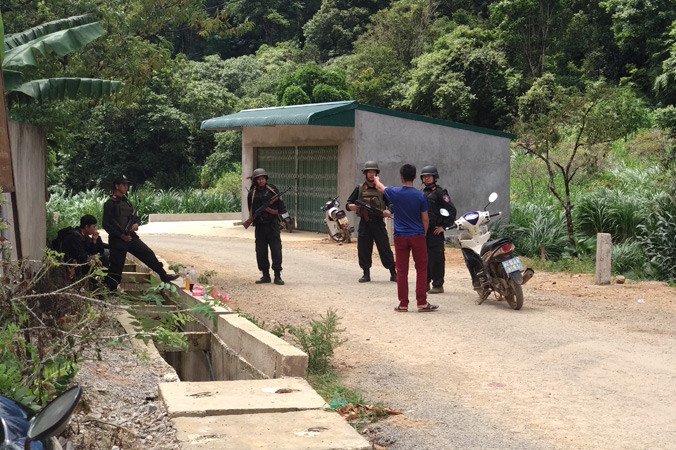 Cảnh sát bảo vệ, kiểm tra an ninh người ra vào bản Tà Dê. 