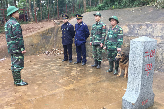 Triển khai nhiệm vụ ngay tại cột mốc 1103. Ảnh: Duy Chiến.