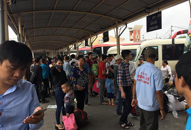 Hành khách đứng đợi tại bến xe Giáp Bát. Ảnh: Đinh Tuấn