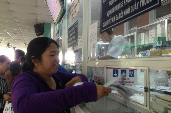 Tân dược mỗi nơi mỗi giá, người bệnh vẫn chịu thiệt.