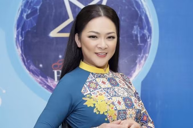 Ca sỹ hải ngoại Như Quỳnh trong áo dài hơi hướng “Cô Ba”.