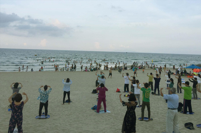 Đổ xô ra biển tránh nóng