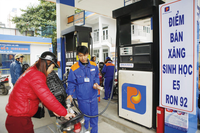 Dù xăng E5 đã thay toàn bộ xăng A92, nhưng giá xăng A95 lại bị thả nổi gây thiệt hại cho người tiêu dùng. Ảnh: Như Ý.