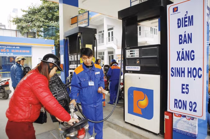 Dù xăng E5 đã thay toàn bộ xăng A92, nhưng giá xăng A95 lại bị thả nổi gây thiệt hại cho người tiêu dùng. Ảnh: Như Ý.