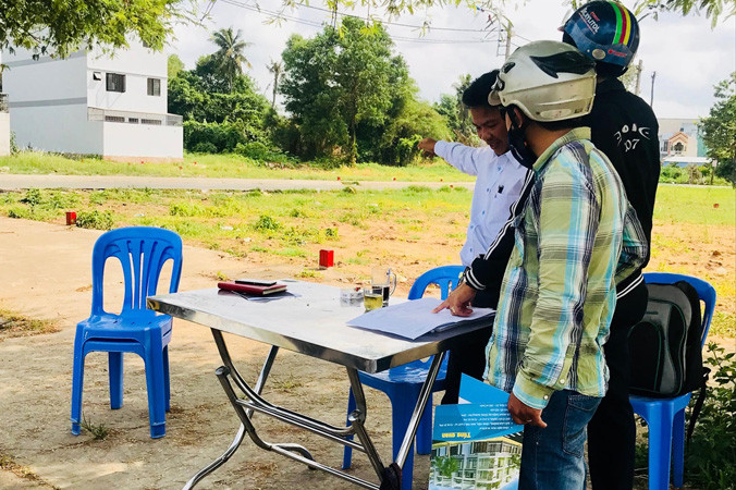 Các địa điểm bán đất di động này lúc nào cũng có khách hàng.