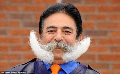 Người đàn ông dành 39 năm để nuôi một bộ ria