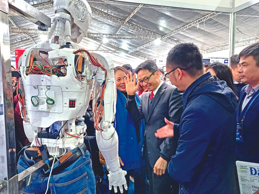Phó Thủ tướng Vũ Đức Đam tương tác cùng robot Trí Nhân ảnh: NVCC