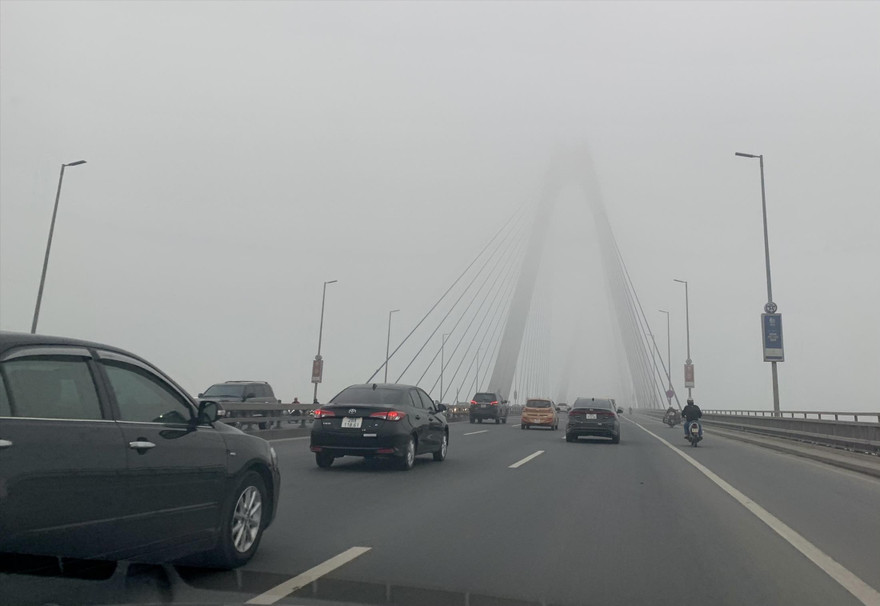 Sáng qua, bầu trời Hà Nội mờ mịt do ô nhiễm không khí kết hợp sương mù Ảnh: Như Ý 