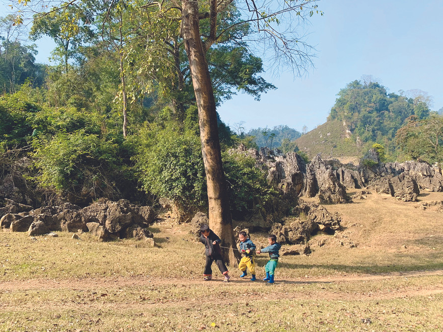 Những đứa trẻ nô đùa 