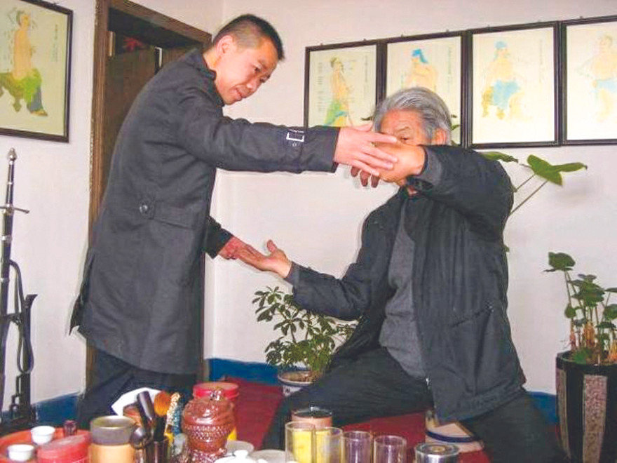 Ông Tạ Khởi Bình đang giải huyệt