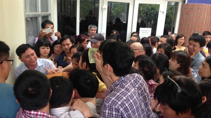 Phụ huynh chen chân mua hồ sơ tuyển sinh lớp 6 Trường THCS-THPT Lương Thế Vinh những năm trước 