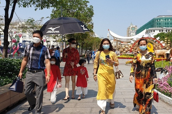 Du khách trên Đường hoa Nguyễn Huệ