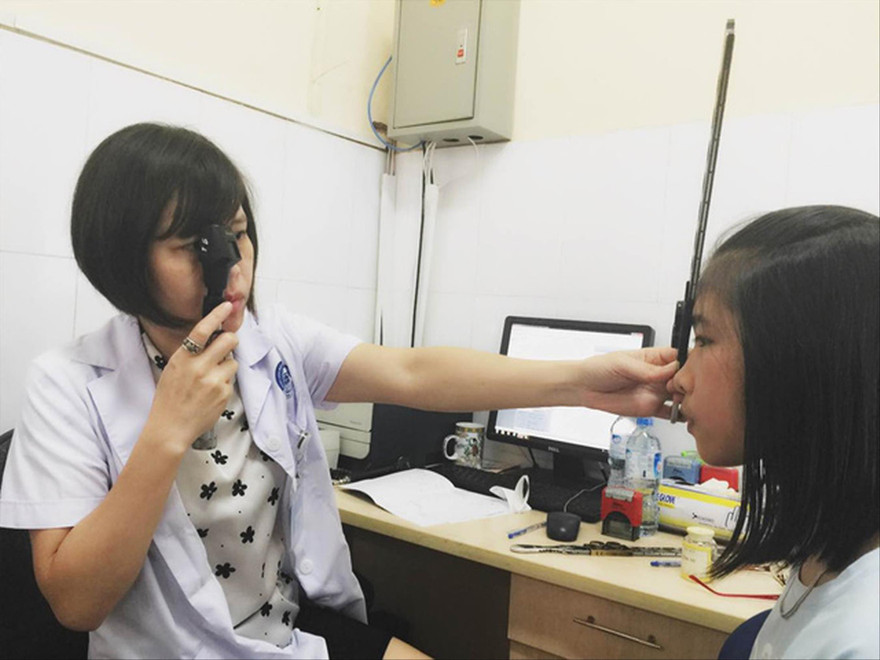 Trẻ cần được khám thị lực đúng kỹ thuật. Ảnh: T.H 