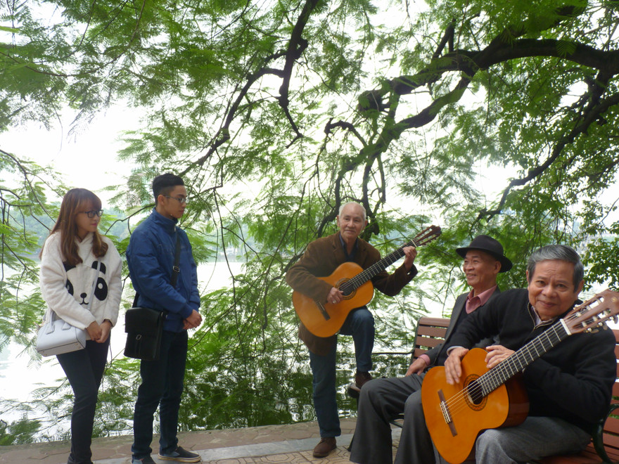 Nhóm Thất cầm chơi guitar ở Hồ Gươm 