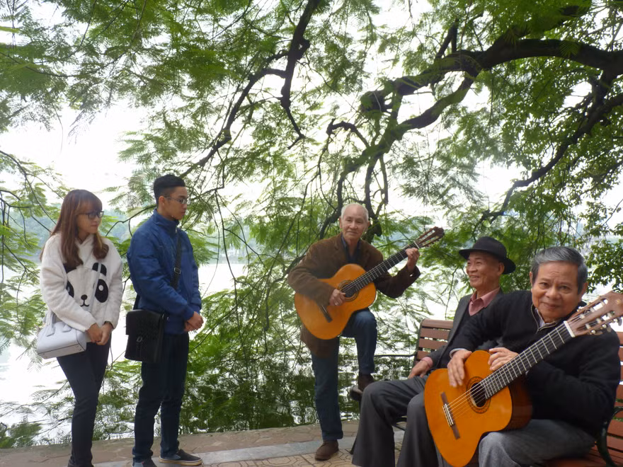 Nhóm Thất cầm chơi guitar ở Hồ Gươm 