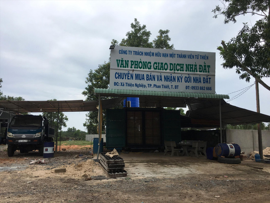 Trong cơn sốt đất khu vực xung quanh sân bay Phan Thiết, nhiều văn phòng giao dịch đất đai được dựng lên tạm bợ 