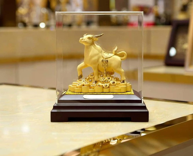 Nhiều doanh nghiệp tung ra sản phẩm trâu vàng với mẫu mã đa dạng để phục vụ nhu cầu mua vàng ngày vía Thần tài năm Tân Sửu.