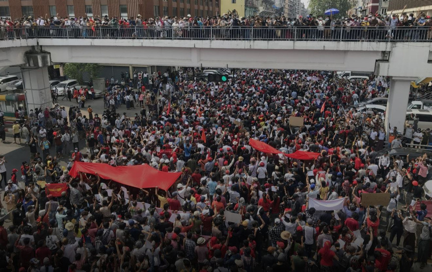 Người biểu tình ở Yangon, Myanmar, ngày 7/2. ảnh: REUTERS 