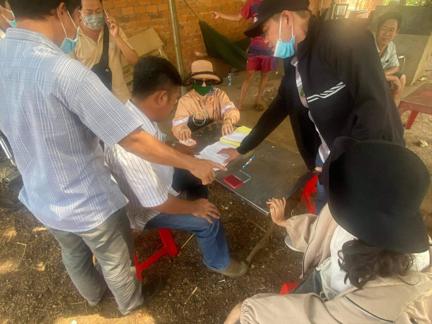 Cò đất giao dịch sang nhượng quyền sử dụng đất tại khu vực sân bay ảnh: HƯƠNG CHI 