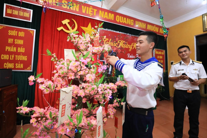  Cán bộ, chiến sĩ ở Trường Sa tham gia hái hoa dân chủ trong ngày Tết Tân Sửu 2021 