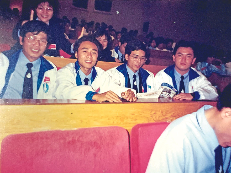 Nhạc sỹ Vũ Hoàng (ngoài cùng, bên trái) với thanh niên tại Đại hội đại biểu toàn quốc lần thứ VI Hội Sinh viên Việt Nam Ảnh: NVCC 