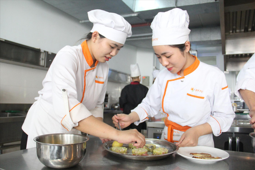 Dịch bệnh COVID-19 khiến việc tuyển sinh ngành du lịch, dịch vụ gặp không ít khó khăn. Trong ảnh: Sinh viên thực hành bếp tại Trường Cao đẳng Du lịch Đà Nẵng. Ảnh: Thanh Trần 