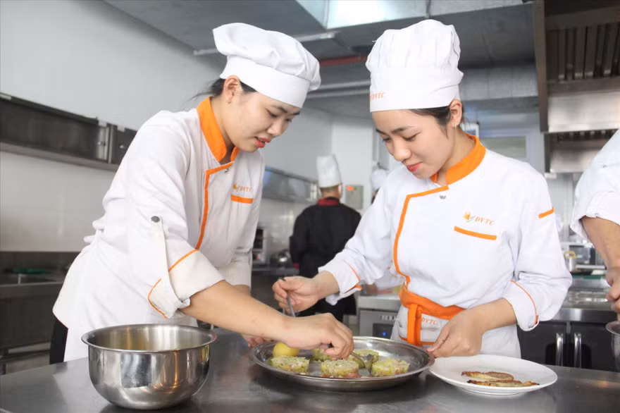 Dịch bệnh COVID-19 khiến việc tuyển sinh ngành du lịch, dịch vụ gặp không ít khó khăn. Trong ảnh: Sinh viên thực hành bếp tại Trường Cao đẳng Du lịch Đà Nẵng. Ảnh: Thanh Trần 