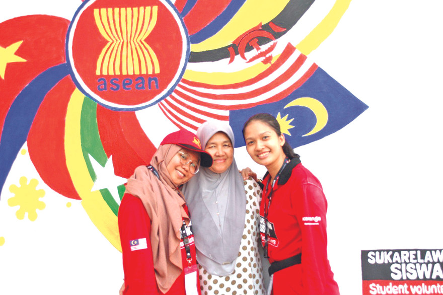 Nguyệt Thanh cùng với sinh viên các nước tham dự diễn đàn sinh viên ASEAN