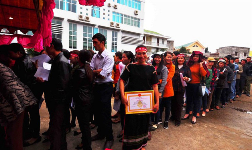 Đông đảo người dân huyện Ea Kar xếp hàng chờ hiến máu tại Chủ nhật Đỏ năm 2018 