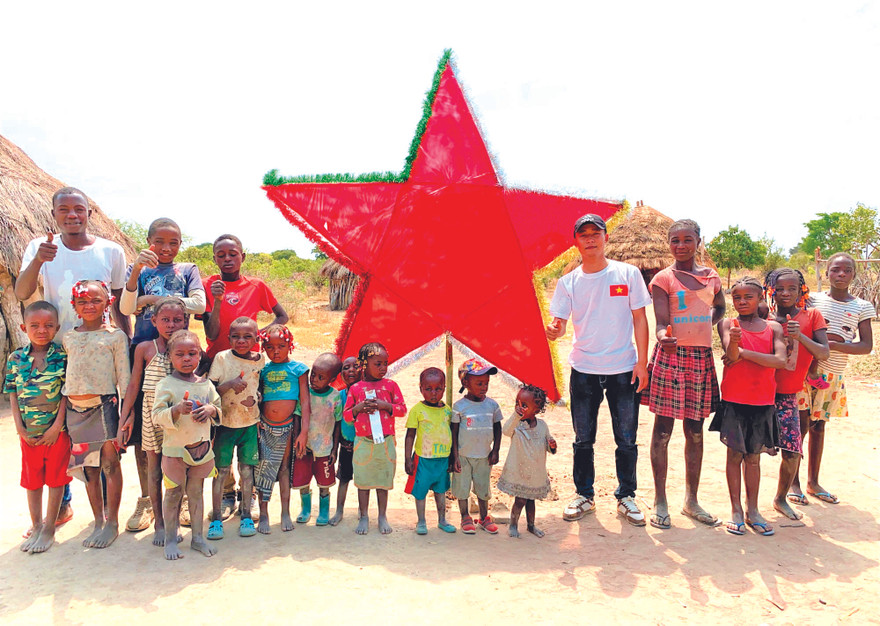 Quang Linh cùng những người bạn phát quà, tổ chức Trung thu cho trẻ em nghèo Angola