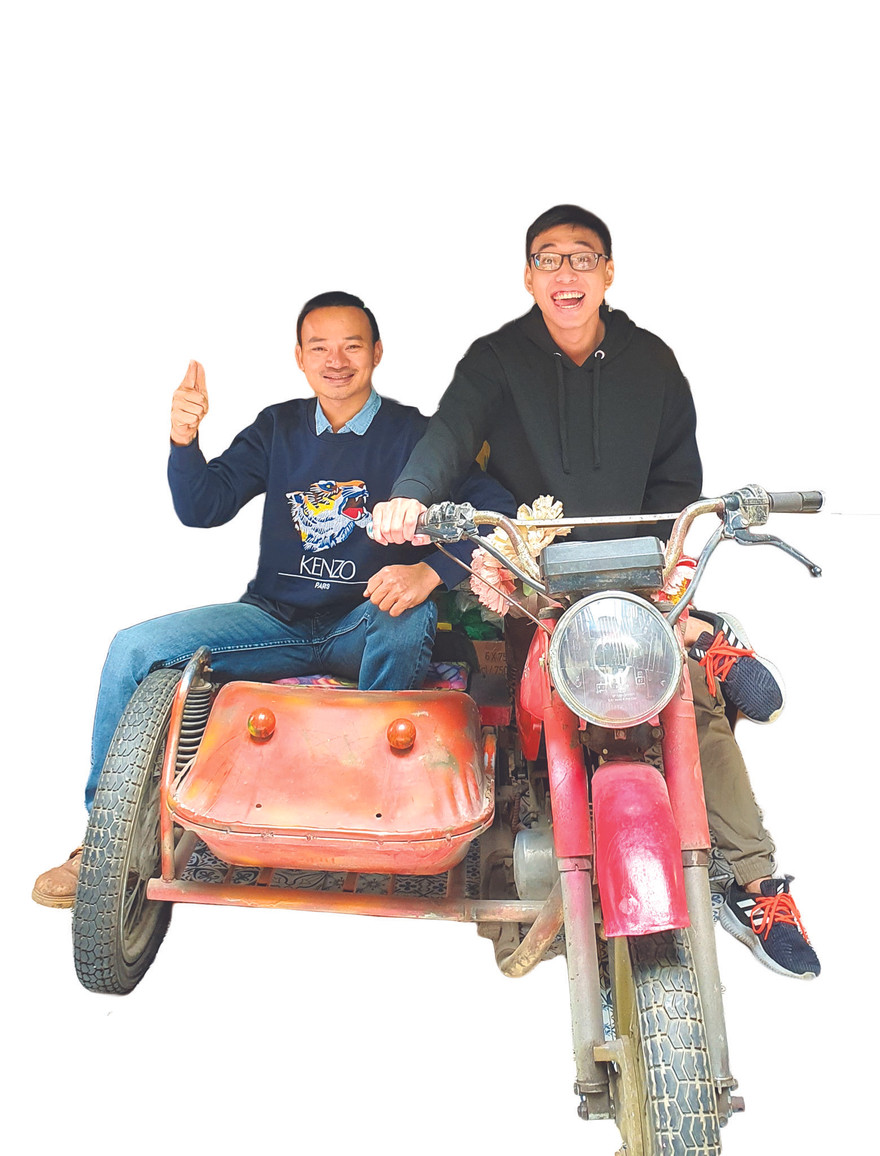 Ông chủ quán tái chế (bên trái)